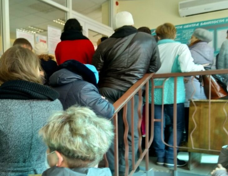 Очередь за пособием по безработице у нас в Магнитогорске. Люди стоят с самого раннего утра.