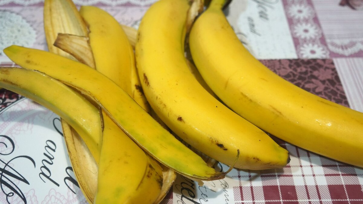 Сколько весит банан без кожуры в среднем. Кожура банана. Мякоть банана. 4 Банана. Блюда из банановой кожуры рецепты.