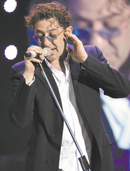 Лепс закрывает левое ухо