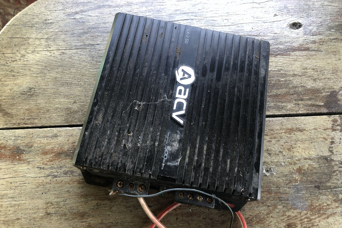 Усилитель мне достался в таком состоянии, а также без нижней крышки. Но это уже мелочи.