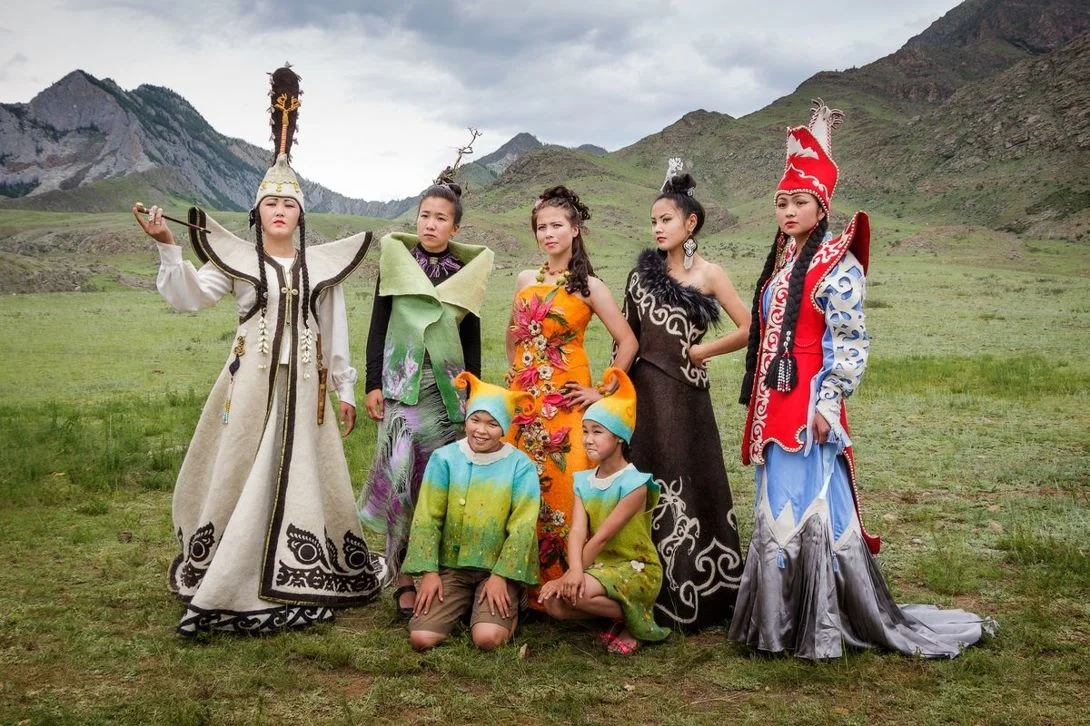 Алтайцы-теленгиты. Алтайцы народ. Одежда традиционная Алтай алтайцев. Теленгиты народ Алтая.