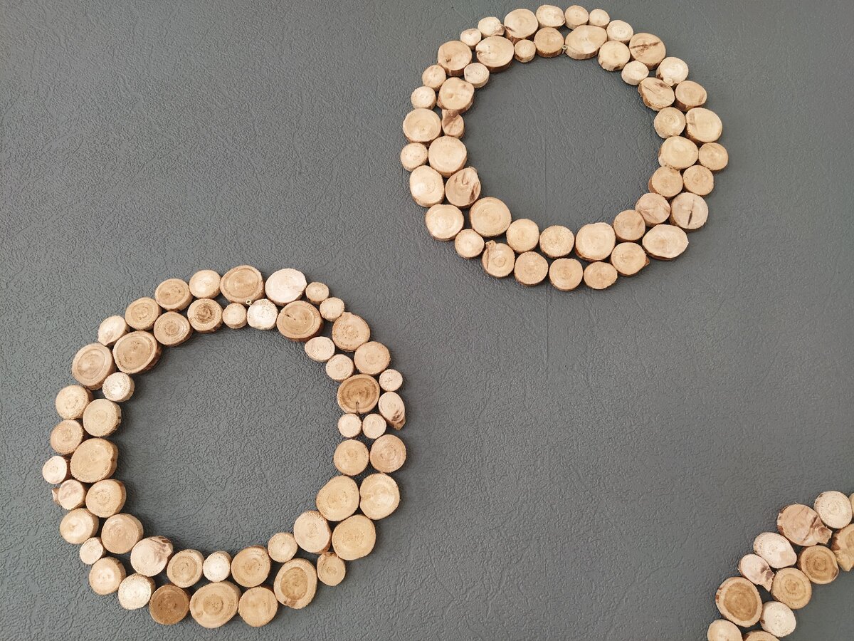 интерьерные венки из спилов дерева.