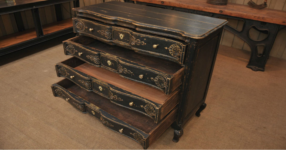 Старинный комод. Источник https://links-stroy.ru/starinnyj-komod/.