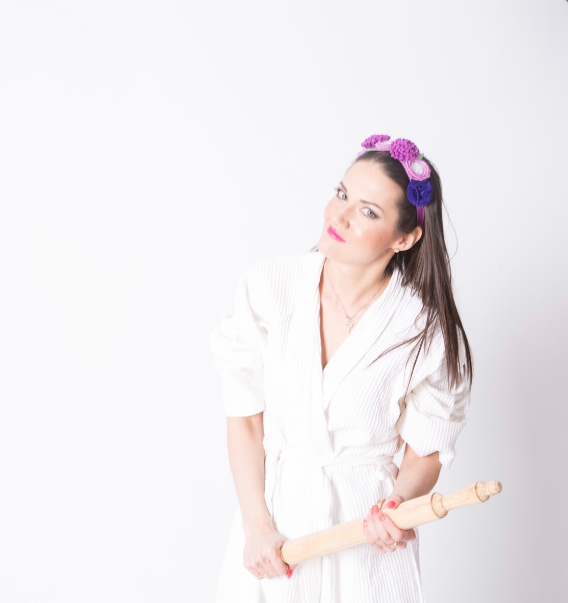 Есть вещи, которые мы не замечаем в семье. Я помню, как страдала, что мой муж не видит во мне женщины. Мне так казалось...
⠀
Я просто тосковала от его не внимания... Жаловалась терапевту и чем больше страдала и жаловалась тем больше вяла. И конечно, во всем был виноват муж. 🤷🏻‍♀️
⠀
Найти любовника? Выйти на работу? Вынести мозг мужу? Что сделать?
⠀
И вдруг случился день х.
Звонит мне муж и говорит: я приеду сейчас с Андреем (это его друг), он быстро, мин на 20.
⠀
Я как молния понеслась в гардероб, переодела свой домашний костюм на приличное платье.
⠀
И в этот момет чудо мысль пронзила мою светлую голову.
Так, стоп, если я в своём прежнем виде не позволяю себе выйти к Андрею, то почему я позволяю себе так являться перед мужем?
⠀
Тут и мои страдания о женщине или её отсутсвии подтянулись... 🤷🏻‍♀️
⠀
Тогда я поняла, что за свое чувствование себя женщиной - в ответе я сама, а не муж.
Эта одна из мелочей, которая вернула приятную атмосферу в мою семью (а было их много)
⠀
У меня сейчас 5 разных красивых домашних платьев. Помню, когда я вышла в первом платье в мелкий цветок, муж и сын сказали, что я очень красивая.
⠀
Я смутилась, конечно, но первый шаг в верном направлении был сделан.
⠀
Итак, задача #1. Обратите внимание на свой внешний вид. Встретили бы вы в таком наряде, например, любовника, который принёс вам цветы?!