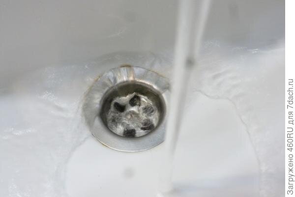 С этим способом я познакомилась год с лишним назад, случайно наткнулась в блогах. Способ этот прост и незатейлив, но прок от него всё-таки есть. Для профилактики раз в 2-3 месяца я им пользуюсь. Порошок справляется с теми видами загрязнений в засоре, для удаления которых мы обычно его используем при стирке. Хочу отметить, что засоры на кухне и в ванной разные по химическому составу, и для кухни этот способ не подойдёт! Для кухни нужны более агрессивные чистящие средства.



В стоке в ванной тоже может образоваться засор, и вода из раковины уходит не сразу. Чтобы прочистить его, нужно насыпать в сток 2-3 столовых ложки любого стирального порошка. Оставить на 30-40 минут. Порошок за это время начнет взаимодействовать с засором, впитает в себя грязь и жир.  



Останется только тщательно промыть сток водой, чтобы она под напором смыла стиральный порошок с тем, что налипло на трубах. Сначала вода будет уходить плохо и скапливаться в раковине.



А через несколько секунд вы увидите, как вода всё лучше и лучше будет уходить, а потом с лёгкостью проскользнёт в сток.

