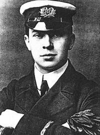 Накануне отправления в первый рейс «Титаник» инспектировали сотрудники Министерства торговли Великобритании. В частности, были осмотрены спасательные шлюпки, сигнальные ракеты и прочее аварийное снаряжение. Было признано, что оно соответствует действовавшим предписаниям. Контроль осуществлял главный инспектор министерства, капитан Моррис Кларк[24].
Маршрут следования «Титаника» 10-15 апреля 1912 года
Пароход «Титаник» вышел в свой первый и последний рейс из Саутгемптона в полдень 10 апреля 1912 г. Ещё на выходе из порта он едва не столкнулся с отшвартовавшимся пароходом «Нью-Йорк». Спустя 5,5 ч, пройдя 147 км, лайнер взял на борт пассажиров из французского Шербура[25]. Второй остановкой был ирландский Квинстаун (Ков), которого «Титаник» достиг около полудня 11 апреля[25]. Там были пополнены запасы провизии, а на борт поднялись последние пассажиры[26].На момент выхода «Титаника» на трансатлантическую трассу на его борту находилось 1316 пассажиров и 908 членов экипажа (по данным Министерства торговли Великобритании). Лайнер мог брать на борт до 2439 пассажиров[27], но в апреле спрос на трансатлантические рейсы был традиционно низок, поэтому «Титаник» был загружен только наполовину[28]. Состав пассажиров был чрезвычайно разномастным — от нищих эмигрантов из Ирландии, Италии, Швеции, России, Сирии, отправляющихся на поиски лучшей доли в США, до аристократов и миллионеров, таких как Джон Джекоб Астор и Бенджамин Гуггенхайм[29].«Титаником» командовал 62-летний Эдвард Смит, опытнейший капитан компании «Уайт Стар Лайн», его стаж составлял более 40 лет. Последний год он командовал пароходом «Олимпик» — близнецом «Титаника»[30]. Большую часть команды составляли люди, не прошедшие специальной подготовки для работы на судне: кочегары, стюарды, штивщики, машинисты, повара. Квалифицированные матросы составляли лишь 5 % общего числа экипажа[31] (7 помощников капитана и 39 матросов, многие из которых не успели досконально ознакомиться с особенностями судна, так как были взяты на службу в Саутгемптоне за четыре дня до отплытия)[32].Незадолго до выхода «Титаника» в рейс над северной Атлантикой при слиянии двух антициклонов произошла их регенерация (процесс повторного усиления). В результате в начале апреля в западной Атлантике дул северо-северо-западный ветер. Направления ветра и холодного Лабрадорского течения совпадали, благодаря чему айсберги достигли трансатлантических судоходных путей на месяц раньше обычного[33]. Проникновению многочисленных плавучих льдов на южную трансатлантическую трассу, по которой следовал «Титаник», также способствовали высокие приливы, вызванные рекордным приближением Луны к Земле. В январе 1912 г. расстояние между Землёй и Луной достигло минимальной величины за последние 1400 лет. В свою очередь, земной шар в этот период времени завершил прохождение точки перигелия, то есть подошёл к Солнцу на максимально близкое расстояние[34].Первые ледовые предупрежденияПравить
12 апреля на «Титаник» по радиотелеграфной связи (при помощи азбуки Морзе) начали поступать сообщения от судов, проходивших вблизи Большой Ньюфаундлендской банки. Их экипажи обращали внимание на необычайно большое скопление айсбергов, оказавшихся значительно южнее, чем бывало в это время года. Каждое такое сообщение после приёма передавалось вахтенному помощнику, а затем в штурманскую рубку, где указанные координаты ледяных полей наносились на карту[35]. Речь шла о районе, расположенном севернее запланированного маршрута «Титаника», поэтому оснований для беспокойства не было[36].Радисты «Титаника» работали по найму компании «Маркони» и в сущности не являлись членами команды. Их основной обязанностью на борту являлось отправление телеграмм пассажиров и приём свежих новостей с континента, которые затем печатались в судовой газете. Обработка данных о метеоусловиях отходила на второй план[37][38].14 апреляПравить
Ледовые предупрежденияПравить

Старший радист «Титаника» Джек Филлипс
С утра 14 апреля радиостанция «Титаника» начала принимать сообщения об айсбергах с их координатами уже от судов, идущих по южной трансатлантической трассе. Всего за этот день было получено семь ледовых предупреждений. Ледовая обстановка в апреле 1912 г. в северной Атлантике была сложной. Для этого времени года установилось рекордное за последние 50 лет скопление дрейфующих льдов.Первое ледовое предупреждение поступило в 9:00 с парохода «Карония», оповещавшего о ледяных полях и скоплении айсбергов и гроулеров (ледяных обломков). Капитан Смит подтвердил получение сообщения[39]. В 11:40 капитану была передана телеграмма от парохода «Ноордам», в которой сообщалось о дрейфующих льдах примерно в том же районе, который указала «Карония»[40].В 13:42 судно «Балтик» ретранслировало следующее сообщение:
Капитану Смиту, «Титаник». Ясная погода с момента отплытия. Греческий пароход «Афины» сообщает о прохождении айсбергов и большого количества ледяных полей сегодня в районе 41°51′ северной широты и 41°52′ западной долготы… Желаю успехов вам и «Титанику»Смит, показав это предупреждение управляющему директору «Уайт Стар Лайн» Брюсу Исмею, рассчитал новый маршрут, который был чуть южнее предполагаемого пути, чтобы наверняка избежать встречи с айсбергом[41]. В 13:45 немецкое судно «Америка» сообщило о том, что встретилось с двумя большими айсбергами в 620 км к югу от Ньюфаундленда[42][43]. Однако это предупреждение на мостик передано не было. Причины этого не выяснены, возможно, радисты попросту забыли передать информацию капитану, так как были заняты устранением неисправности в оборудовании[43].В 19:30 поступило ледовое предупреждение с парохода «Калифорниэн»:
… Лёд в районе между 42° и 41°25’ северной широты и 49°30’ западной долготы. Мы видели большое скопление битого льда и много крупных айсбергов. Ледяные поля тоже есть. Погода хорошая, ясная[44].Это сообщение также не было передано вахтенным на мостике. По-видимому, радист Джек Филлипс не понял его, потому что был занят отправкой на ретрансляционную станцию на мысе Рейс (о. Ньюфаундленд) частных телеграмм, которые накопились за время, пока был неисправен радиопередатчик[43]. Последнее ледовое предупреждение было получено в 22:30 от парохода «Калифорниэн», который лёг в дрейф на краю ледяного поля примерно в 50 км от «Титаника». Радист «Калифорниэна» Сирил Эвансruen начал передавать координаты опасной зоны, но Филлипс грубо его прервал: «Заткнись, я работаю. У меня связь с мысом Рейс, а ты мешаешь!»[44]. Таким образом, было проигнорировано самое важное ледовое предупреждение.Небрежное отношение Филлипса к столь важным сообщениям отчасти объясняется тем, что часто радисты передавали их в неофициальной форме. Их можно было принять за дружеский привет коллеги-радиста, которому просто хочется поболтать, что на североатлантических линиях случалось довольно часто[45]. Например, Сирил Эванс начал своё сообщение словами: «Привет, старик, мы остановились, вокруг нас лёд. Координаты…»[46]. Неудивительно, почему сильно загруженный работой Филлипс грубо прервал коллегу. Среди прочих существовала особая категория радиограмм, именовавшихся «капитанские служебные». Они помечались грифом MSG, принимающий радист обязан был немедленно подтвердить их приём и передать на мостик. Однако такая форма использовалась редко[46].В 21:20 капитан покинул мостик и отправился на ужин в свою честь, устроенный четой Уайденер. В 22:30 «Титаник» разошёлся с пароходом «Раппаханнок», шедшим встречным курсом из Галифакса. Незадолго до этого «Раппаханнок», маневрируя среди дрейфующих льдин, получил повреждения кормы. Как только оба судна оказались в пределах видимости друг друга, Альберт Смит, замещавший капитана на «Раппаханноке», при помощи лампы Морзе установил связь с «Титаником»: «Мы только что прошли через ледяное поле и между несколькими айсбергами», в ответ с «Титаника» просигналили: «Сообщение принято. Благодарим. Спокойной ночи»[47]. Никаких мер после этого предпринято не было: число дозорных не увеличено, судно продолжало идти с прежней высокой скоростью[48].В 21:30 было получено ещё одно предупреждение о наличии айсбергов — на этот раз от парохода «Месаба», которое было адресовано всем идущим на восток судам:
Ледовая обстановка. Сегодня в районе 41°25′ северной широты, между 49° и 50°3′ западной долготы замечены айсберги и обширные ледовые поля. Погода хорошая, ясно.Погодные условияПравить
В течение 14 апреля погода значительно менялась в лучшую сторону: утром было умеренное волнение, дул западный ветер; к вечеру установился полный штиль, но в то же время резко похолодало. Лайнер входил в зону арктического антициклона[49]. Ночь с 14 на 15 апреля в северной Атлантике выдалась холодной, безветренной, ясной и безлунной.В тёмное время суток вахтенные офицеры и вперёдсмотрящие выявляли местоположение айсберга по двум приметам. Во-первых, с его наветренной стороны даже при лёгком волнении появляются белые «барашки», которые хорошо видны издалека. Во-вторых, под действием ветровой и водной эрозии на выступающих поверхностях дрейфующих айсбергов образуются кристаллы, отражающие свет. Это отражение также видно на значительном расстоянии. В роковую ночь «Титаник» оказался в ситуации, когда из-за безветрия и маслянисто-гладкой водной поверхности полоса белой пены у края айсберга отсутствовала. С другой стороны, несмотря на отсутствие луны, звёзды сияли очень ярко, и было достаточно светло, поэтому можно было ожидать, что свет, отражённый от кристаллов льда, вовремя привлечёт к себе внимание и даст знать об угрожающей опасности. По этим соображениям как капитан Смит, так и второй помощник Лайтоллер не считали положение настолько опасным, чтобы предпринимать особые меры, в том числе и снижение скорости[50].Вечером 14 апреля «Титаник» проходил границу двух морских течений — тёплого Гольфстрима и холодного Лабрадорского. В условиях штиля воздушные массы не перемешиваются, поэтому нагретый Гольфстримом воздух поднялся над слоем более плотного и холодного воздуха, образовав своеобразную «крышку», возникла температурная инверсия. Это явление приводит к тому, что световые лучи, проходя через атмосферу вдоль поверхности воды, изгибаются, и появляется мнимое изображение объектов (мираж), находящихся за горизонтом. По мнению ряда экспертов, в том числе исследователя Тима Молтина, той ночью вперёдсмотрящие могли наблюдать ложный горизонт, лежавший выше настоящего. Контуры айсберга слились с миражом, из-за чего сам айсберг стал практически не виден издалека[51].Несмотря на сложную ледовую обстановку, «Титаник» шёл почти на предельной скорости — 22,5 узла (41,6 км/ч)[43]. Высокая скорость в водах, занятых дрейфующими льдами, в то время являлась привычной практикой. Расчёт делался на то, что вперёдсмотрящие, находящиеся на марсовой площадке, смогут издалека заметить препятствие и лайнер быстро изменит курс[52].По графику расстояние более 5800 км «Титаник» должен был преодолеть за неделю. Чтобы прийти в порт назначения вовремя, ему было необходимо идти почти на предельной скорости[53]. Ледовые предупреждения носили сугубо рекомендательный характер, скоростной режим экипаж выбирал на своё усмотрение. К тому же было широко распространено мнение, что плавучие льды не представляют большой опасности. Столкновения с айсбергами случались довольно часто, но к катастрофичным последствиям они не приводили. Самое серьёзное происшествие с участием айсберга произошло в 1907 году с германским пароходом «Кронпринц Вильгельмruen». В результате лобового столкновения с айсбергом судно получило серьёзное повреждение носовой части, но, несмотря на это, смогло завершить плавание. В этом же году будущий капитан «Титаника» Эдвард Смит в интервью заявил, что не представляет такую ситуацию, при которой современное судно может затонуть[54].