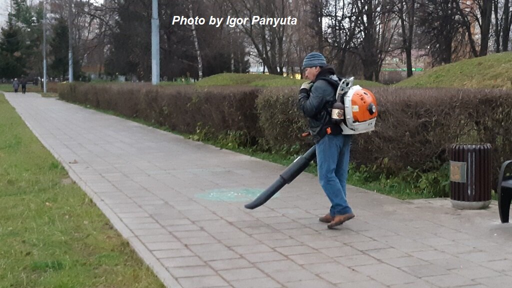 Работник коммунальных служб с воздуходувкой