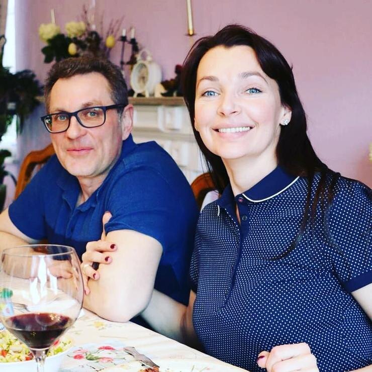 https://www.womanhit.ru/media/CACHE/images/articleimage2/2018/12/antnova-s-muzhem-portret/7d018f073fa198251ee154e4b05302e3.jpg