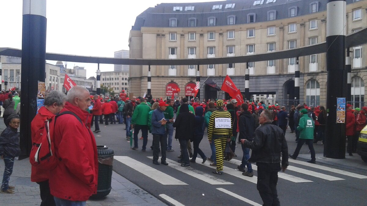 2015 г. Сбор манифестантов возле Центрального вокзала. В красном - представители социалистического профсоюза, в зеленом - христианского.