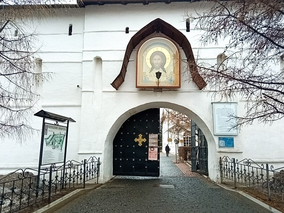 Вход в Новоспасский монастырь. Фото автора канала Звон небес
