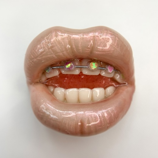 Брошь губы актуальные в этом сезоне