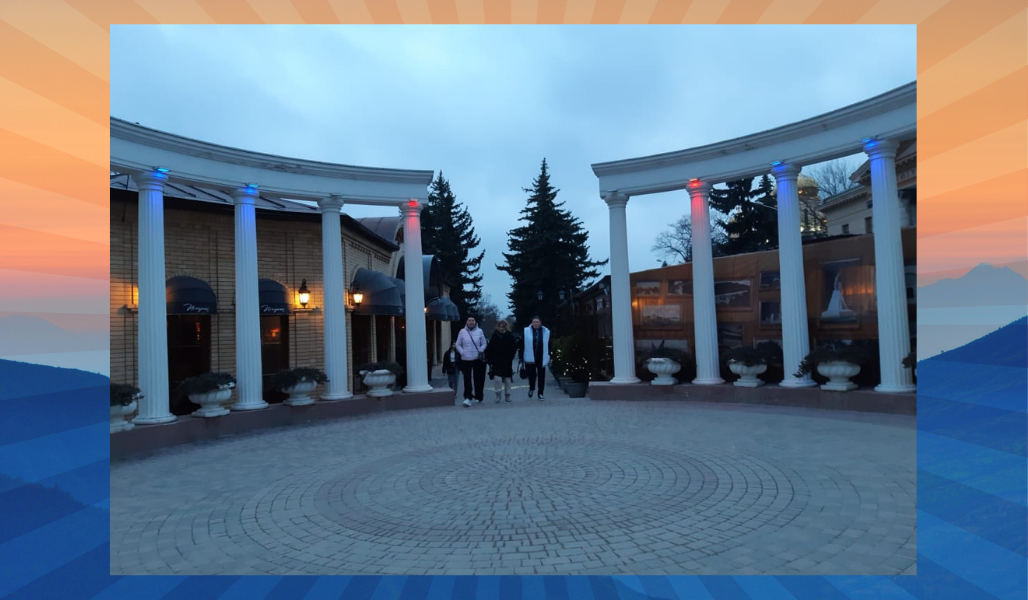 Чтобы попасть в хостел нужно молодым людям повернуть от этих кафе налево...