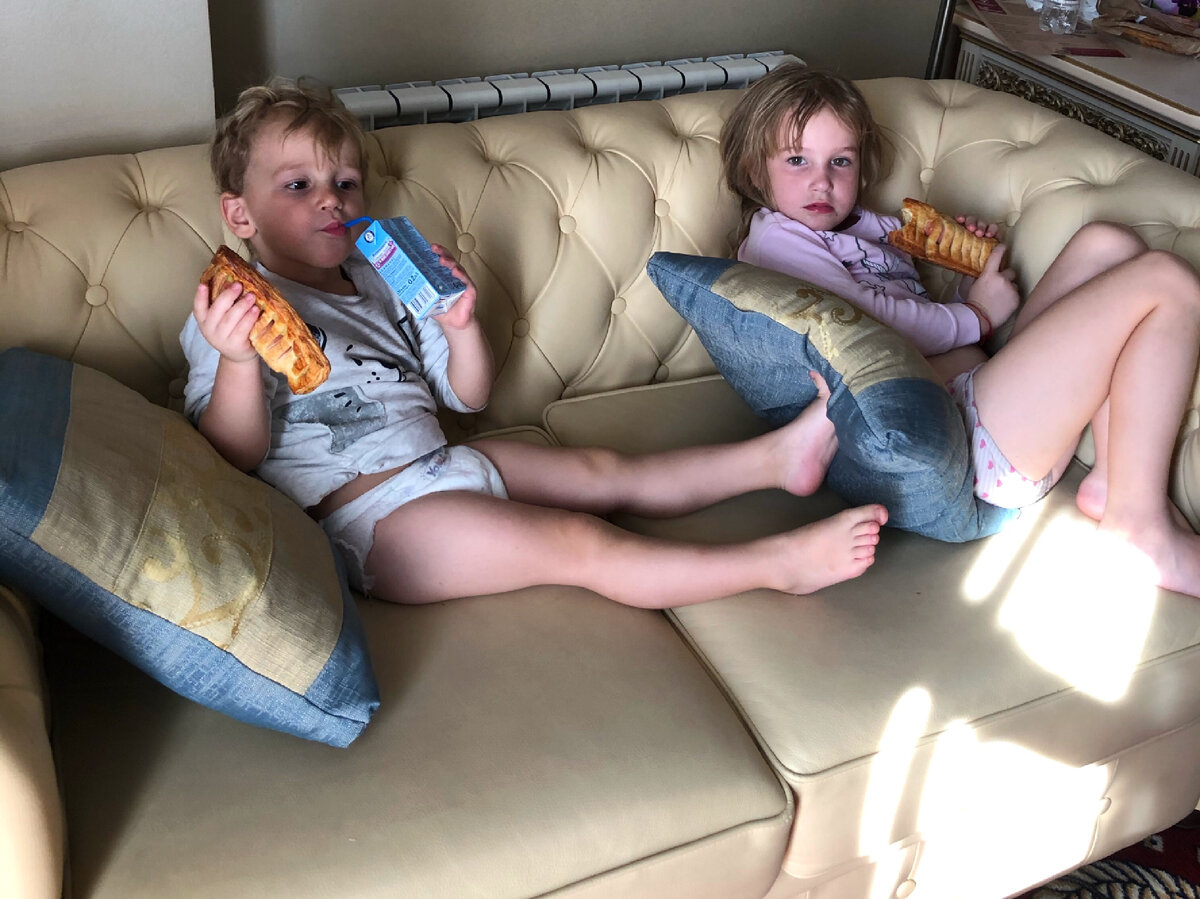 Мои российские дети на диване (с булками, но босиком)