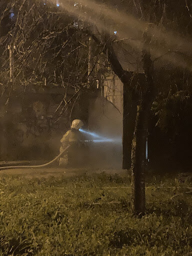 пожарный-джедай со световыми мечами