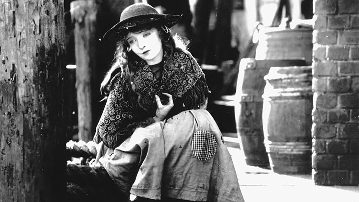 Кадр из фильма "Сломанные побеги", 1919 г. - История о любви китайца и девушки, чей отец является жестоким расистом. 