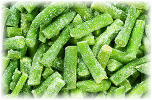 Заготовить на зиму можно бобы и стручки фасоли. Начнем со стручков. Налейте холодной воды в кастрюлю кипятиться. В это время отберите самые ровные фасолевые стручки и промойте. Можно взять для приготовления целые стручки, можно разрезать на крупные части. Киньте в кипящую подсоленную воду. Варите фасоль в течение 5-7 минут, после чего слейте воду. Стручкам же дайте обсохнуть на дуршлаге, после чего разложите по пакетикам. Теперь витаминным пакетикам пора на хранение в морозильную камеру. Зимой вы не нарадуетесь такому продукту. Быстро разморозив, с ним можно приготовить полезный омлет или добавить в витаминный суп.