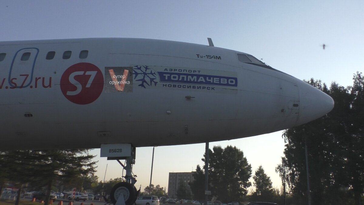 Ту - 154 М установленный в честь 55 -летия первого гражданского рейса аэропорта "Толмачёво" в 2012 году.   Фото автора