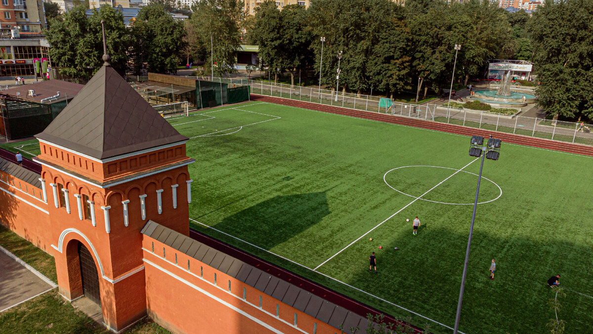 Футбольное поле в Братеевском каскадном парке