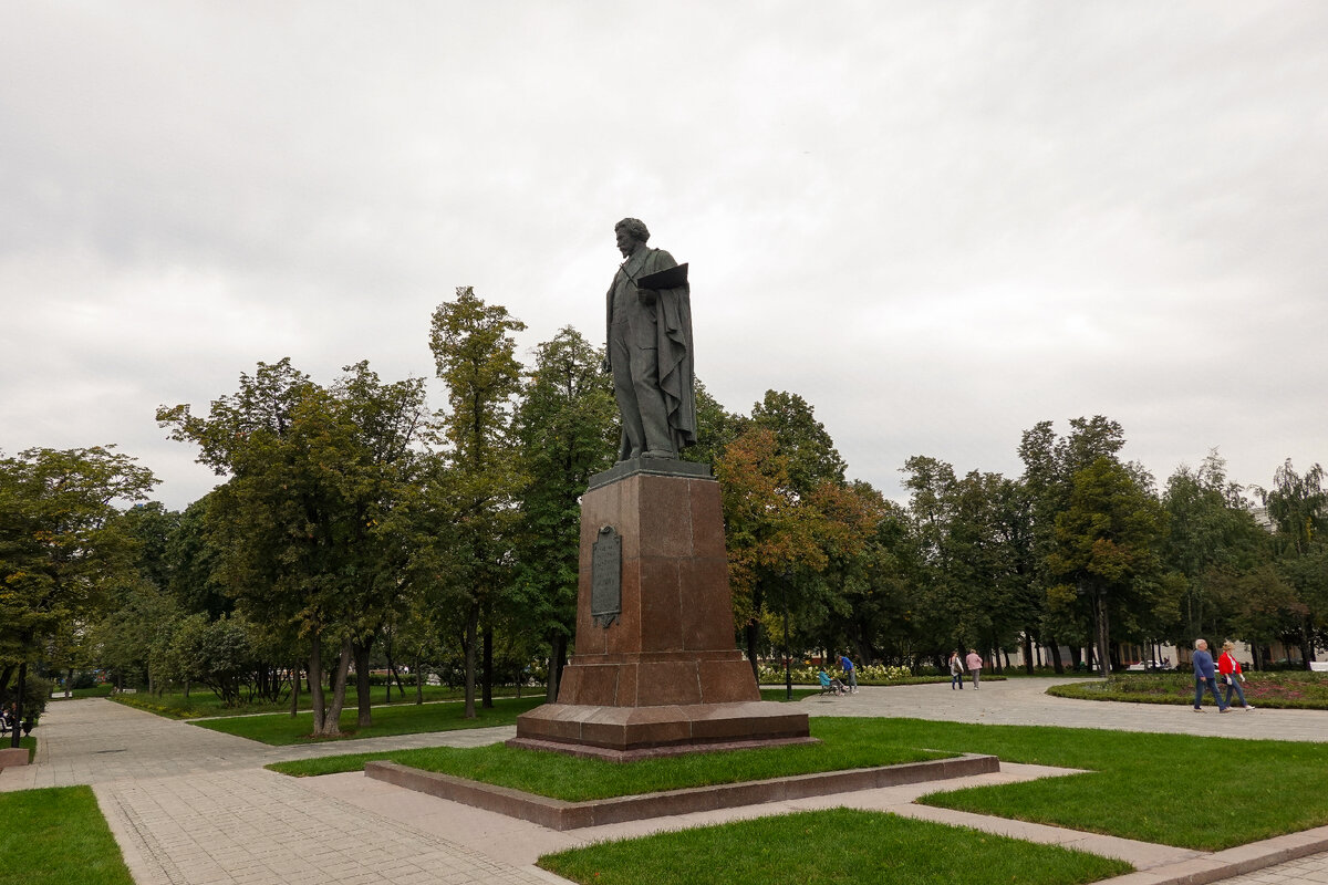 Памятник художнику И.Е. Репину на Болотной площади