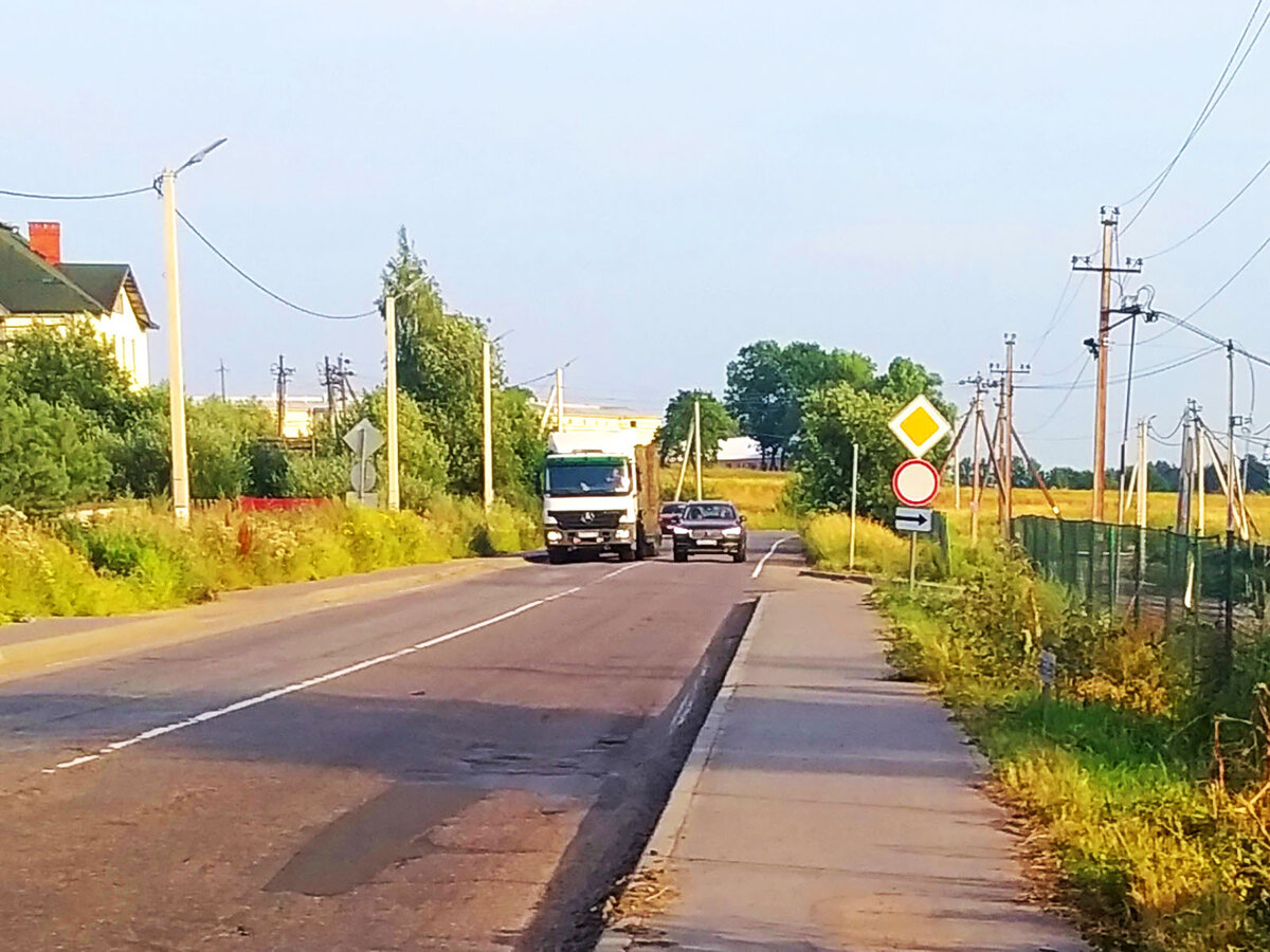 То о чём я пишу! Едет камаз, а его обгоняет "шумахер". Куда деться велосипедисту???