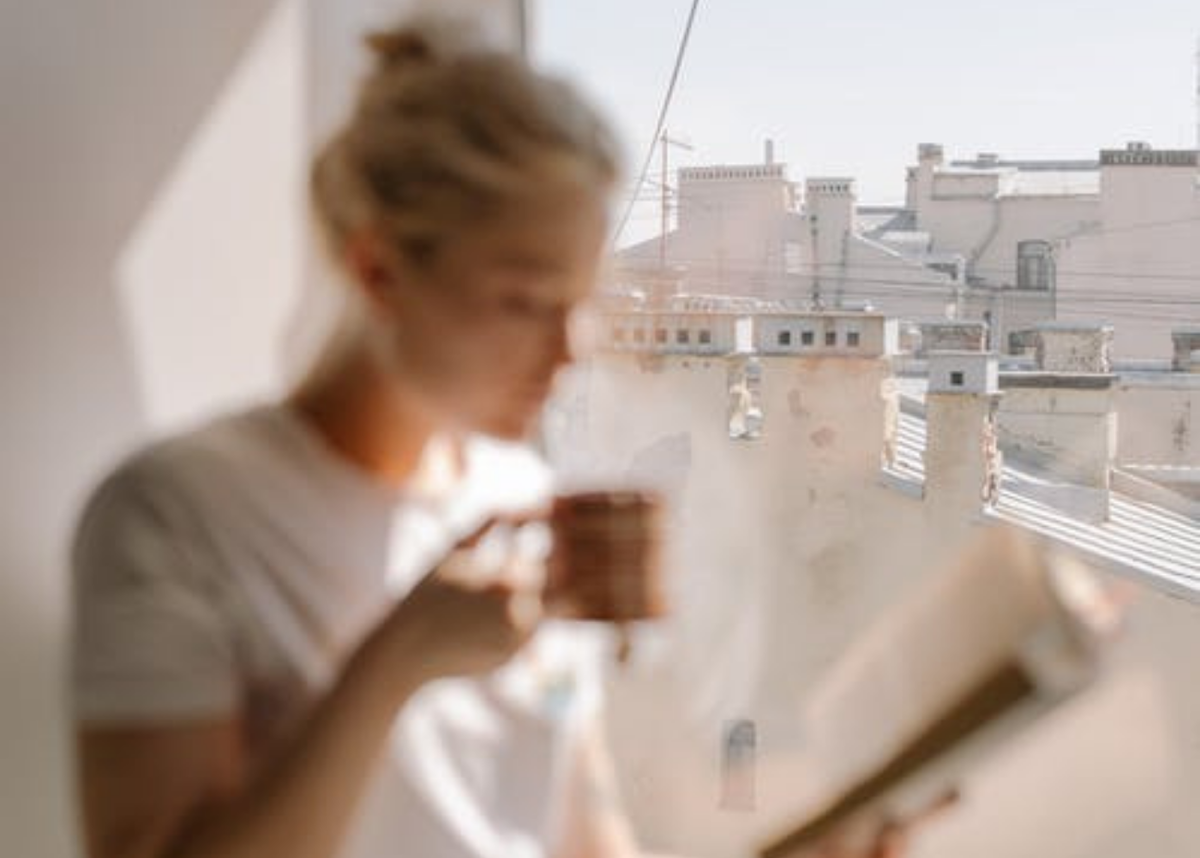 Девушка на подоконнике, читает книгу. 