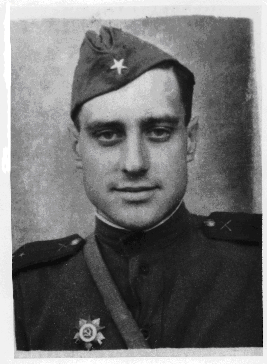 Гвардии старший лейтенант В.А. Костенецкий [апрель - июль] 1944 года, в районе Коломыя. Снимок из семейного архива Костенецких.