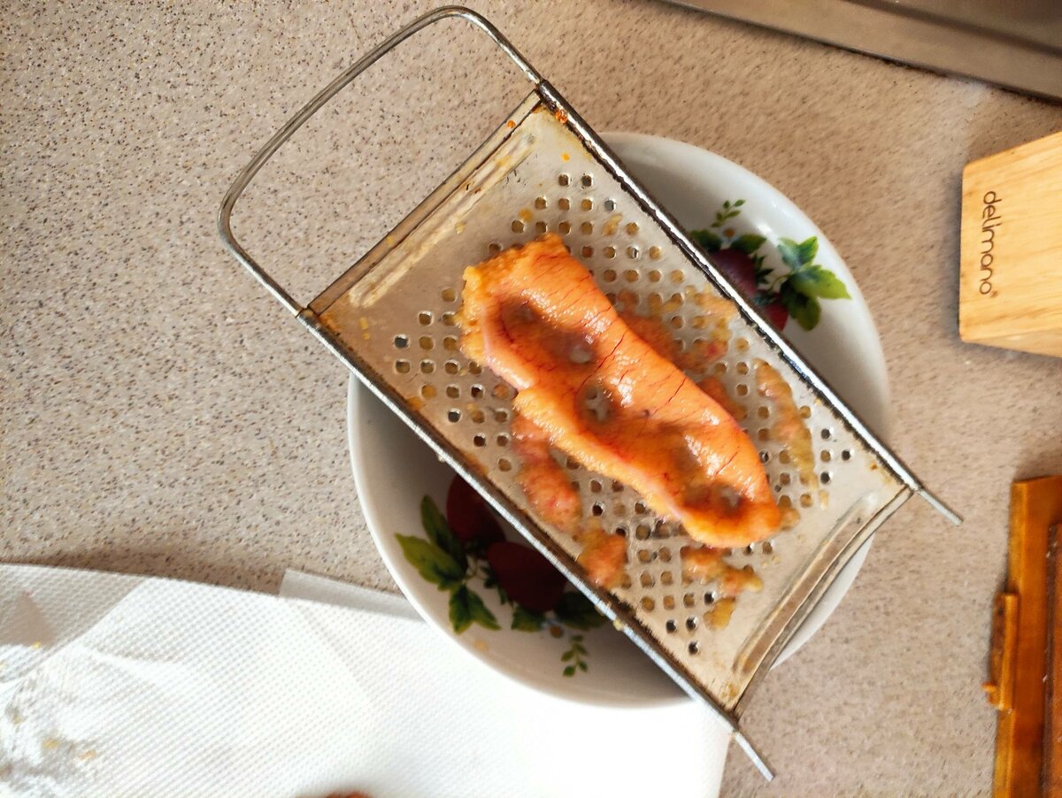 Фото: Евгений Михалев. Отделяем икру от пленки