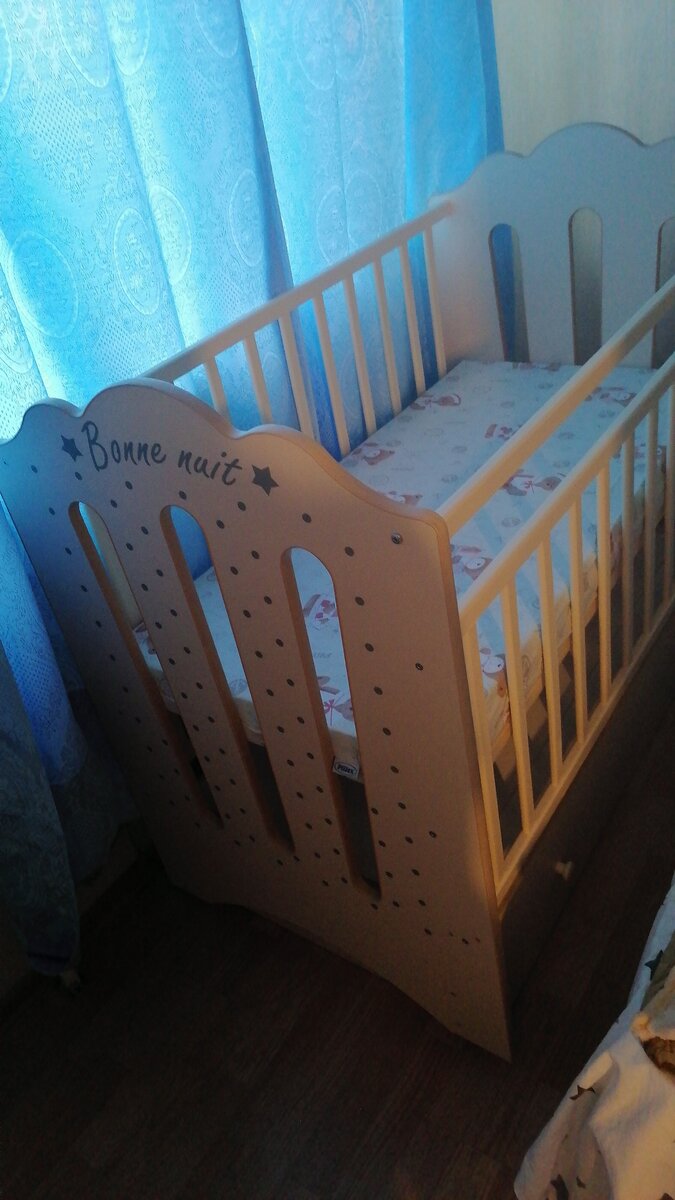 Единственное напрягает, что она стоит вплотную к батарее, но места больше нет. Если малышке будет жарко, придётся что-то переделывать. 