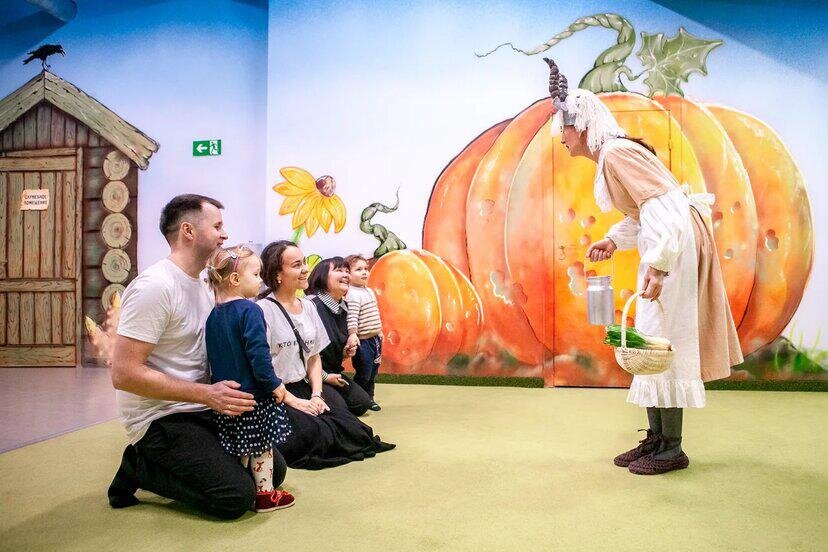 Так начинается путешествие в сказку. Детей встречает главный герой произведения.