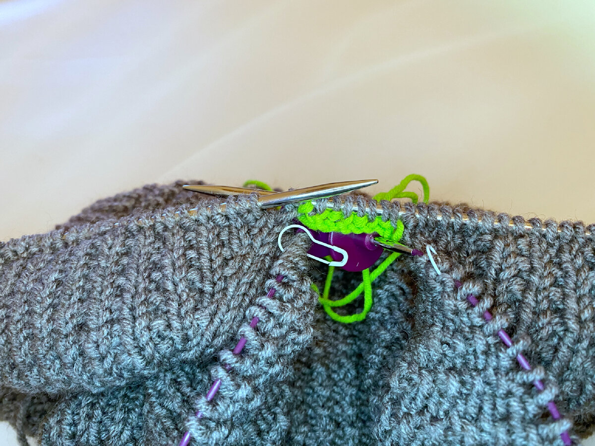 Два популярных способа связать спицами свитер с рукавом реглан