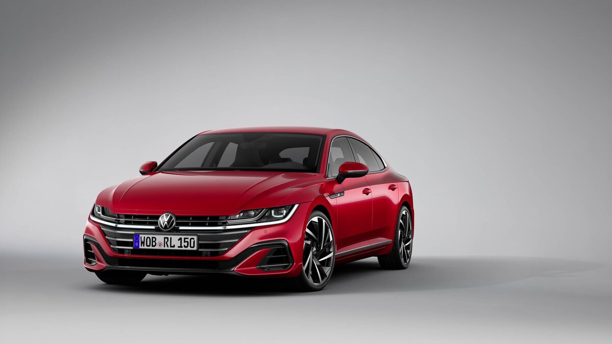 Arteon - идеологический наследник 4-дверного купе Volkswagen Passat CC. В 2021 году Arteon перенес рестайлинг, однако его официальных продаж в России ждать не приходится.