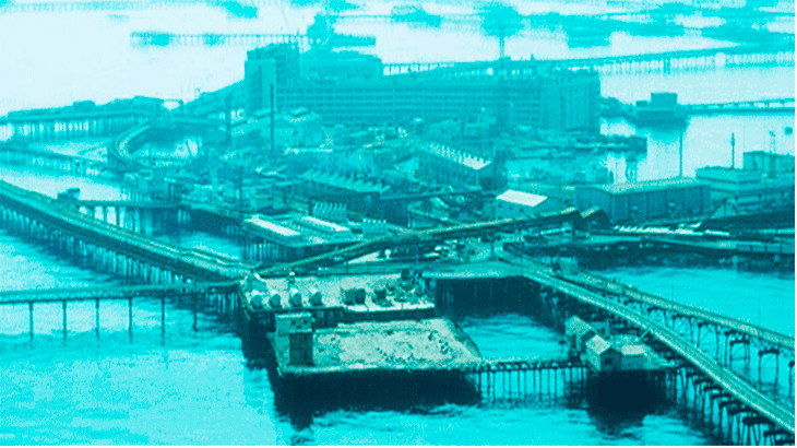 Город на сваях "Нефтяные камни" на подлёте к Баку.