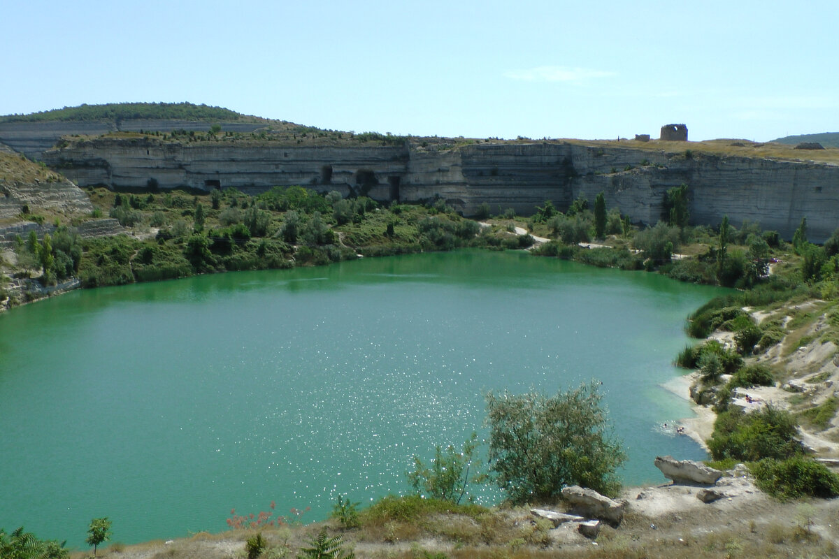 В районе Севастополя Инкерман, рядом с древним монастырем и руинами средневековой крепости, расположено озеро неимоверной красоты.г