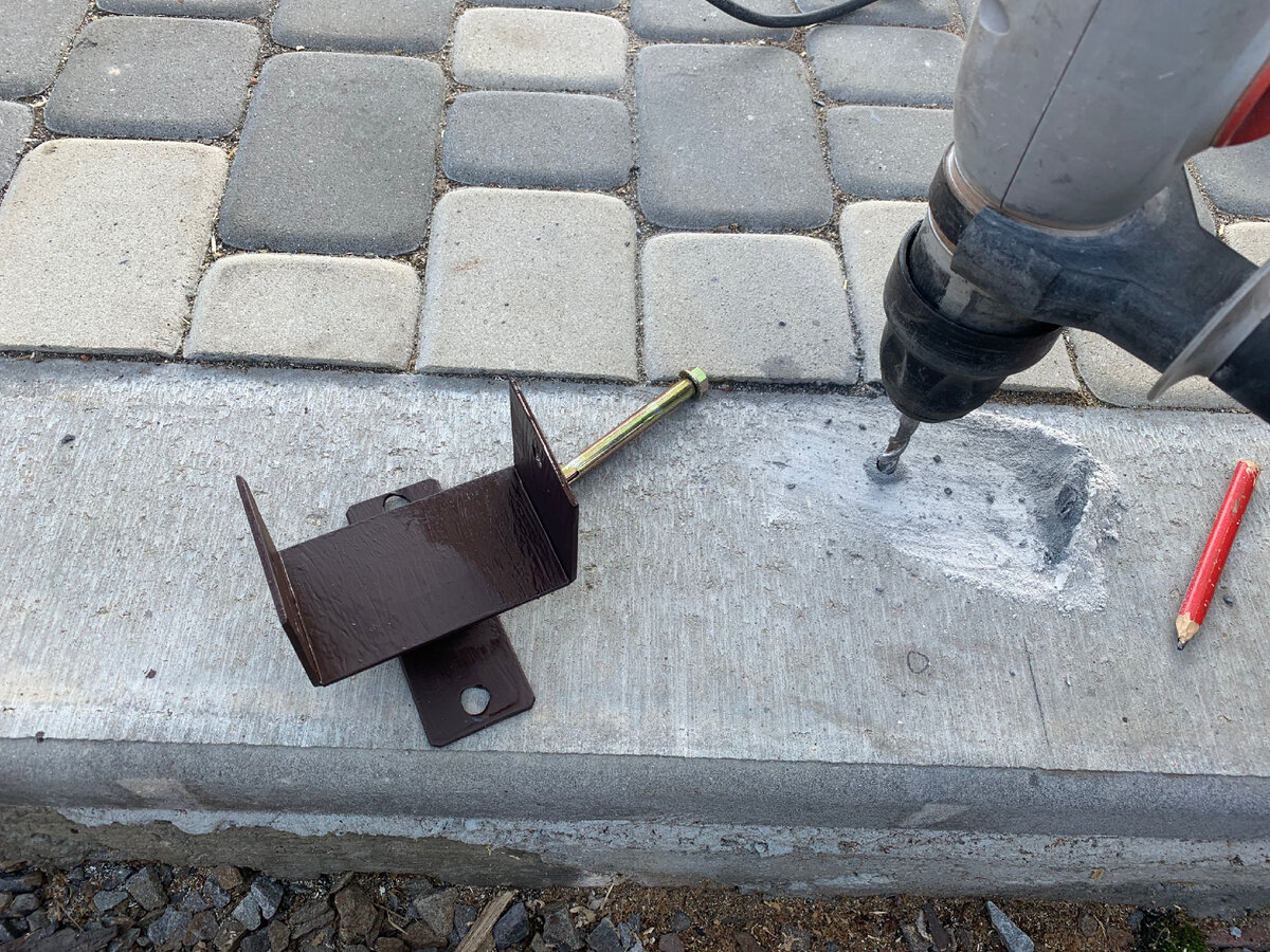 Как сделать, чтобы деревянная стойка, установленная на бетон, служила очень долго? Простой секрет долговечности