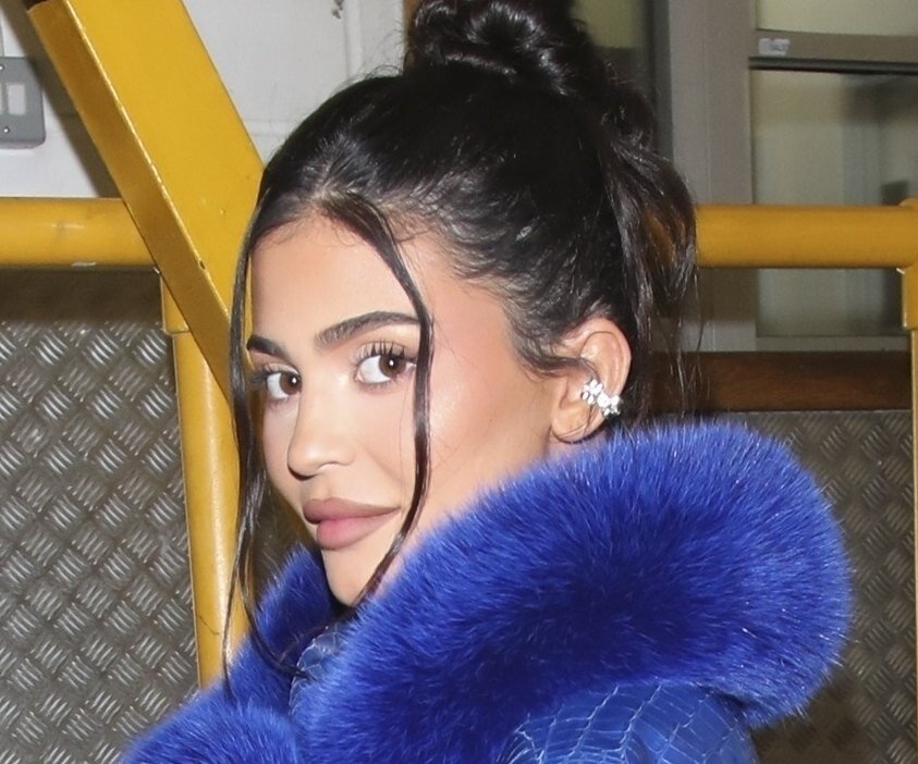     «Зачем одеваешь маленькую дочь как взрослую?»: Кайли Дженнер раскритиковали за наряд Сторми