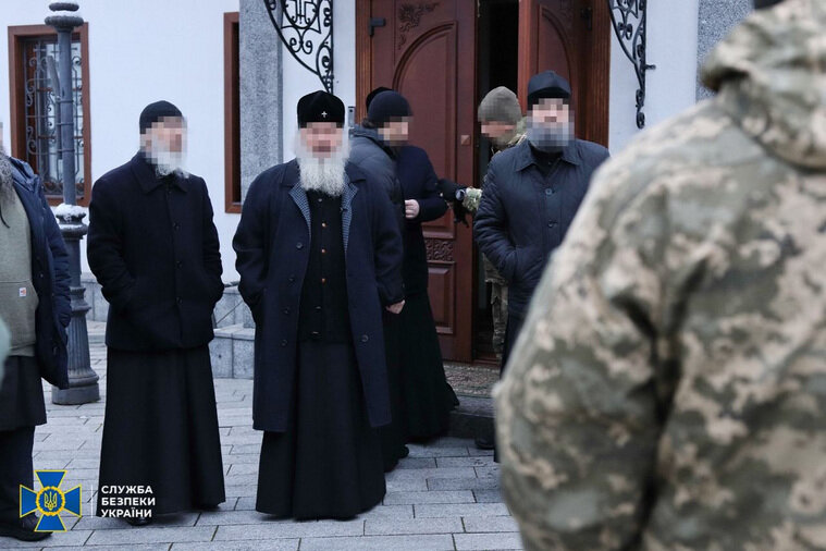    В помещениях монастыря сотрудники СБУ ищут членов диверсионно-разведывательных групп
