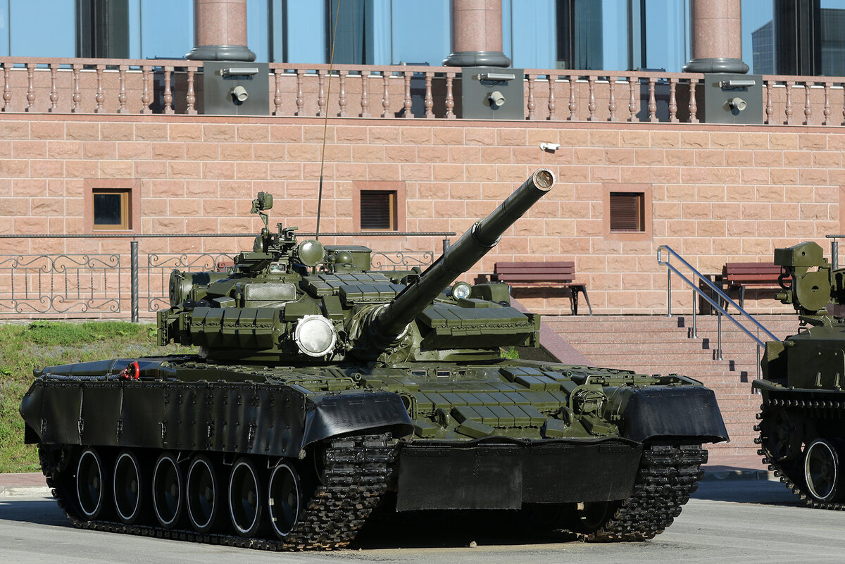 основной боевой танк Т-80 БВ. Противоснарядное бронирование. Защита позволяет выполнять задачи в условиях применения ядерного оружия.