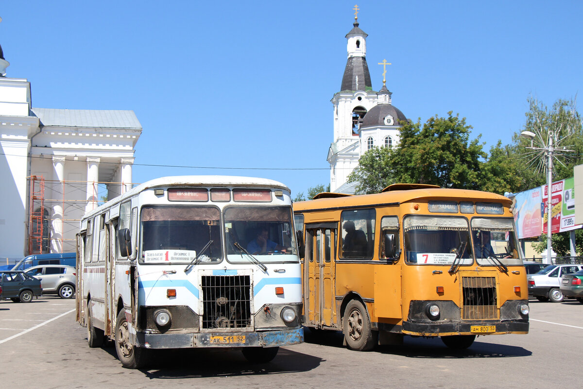 Автобусы ЛиАЗ-677М на Соборной площади в Арзамасе. 2014 год.