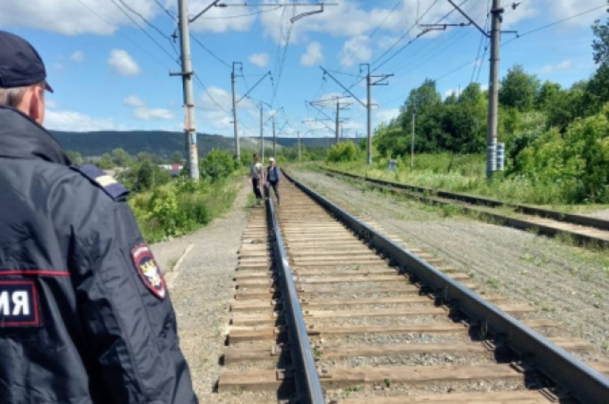    Мальчики положили на рельсы камни, чтобы посмотреть, как по ним пройдёт поезд.