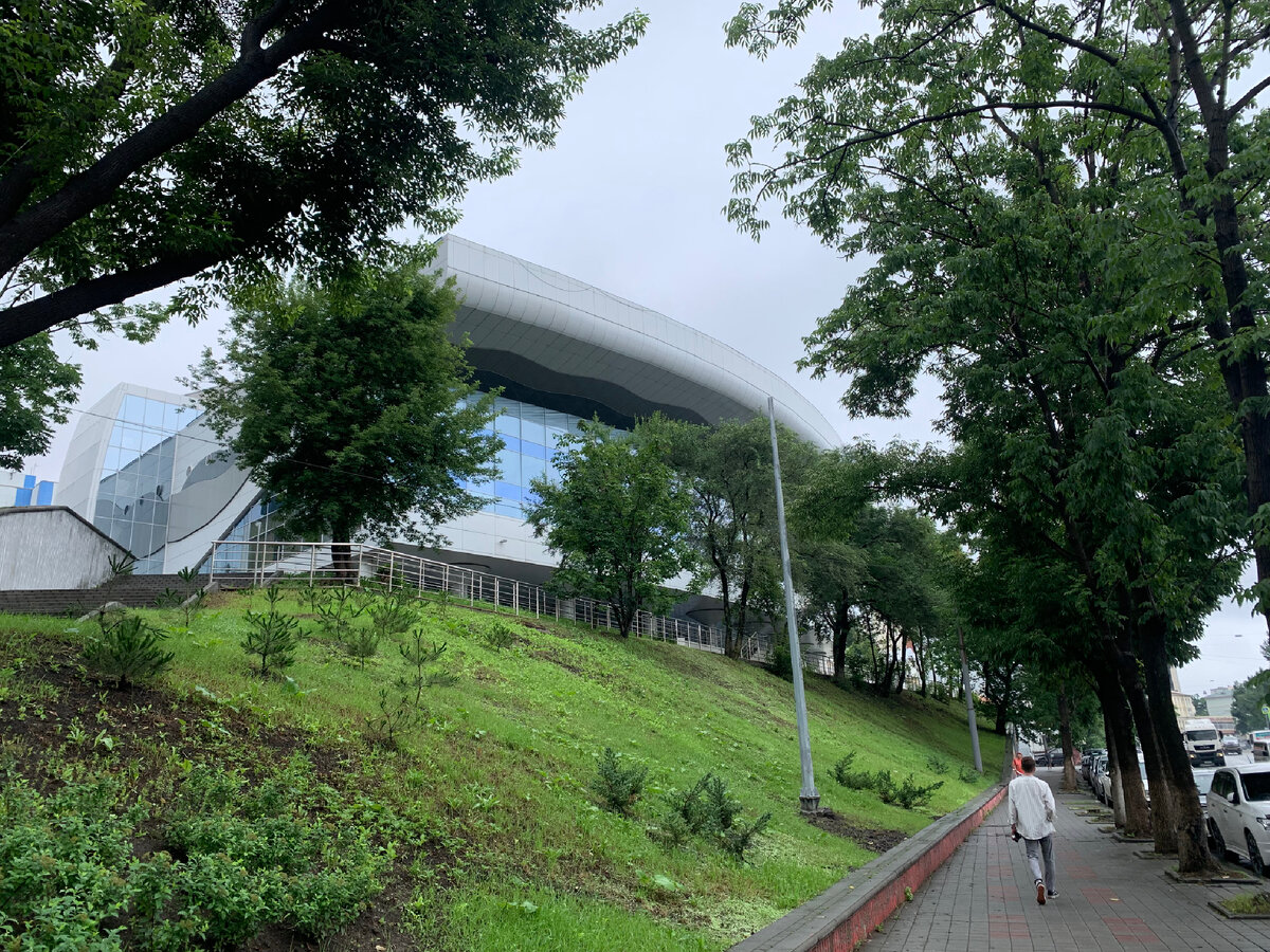 Мой путь лежал мимо цирка.