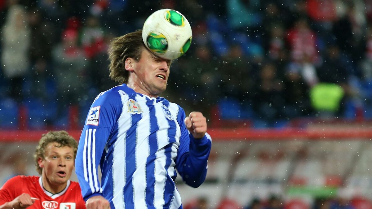 У Дмитрия хорошо получалось играть головой, он был надёжен в обороне. 