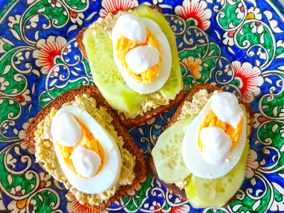 Очень даже ничего смотрится бутер с рыбным риетом, свежим огурцом, яйцом и майонезом