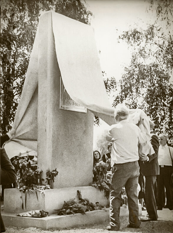 Торжественное открытие памятника на Воскресенском кладбище города Асино. 1991. Источник: фотоархив мемориального музея