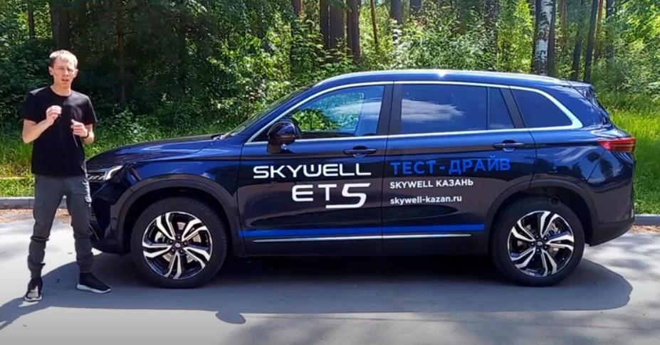  Skywell ET5 — переднеприводный китайский кроссовер. “ET” означает «electric» и «technology» — “электричество” и “технологии”.