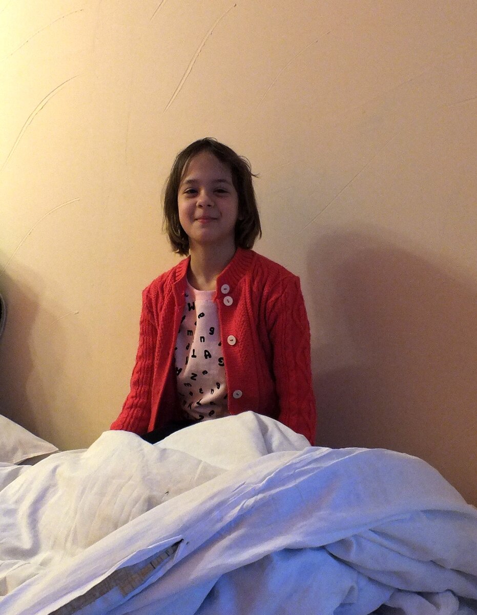 одна стена обшита гипсокартоном, но такое ощущение, что нормально закончить ремонт номера то ли не успели, то ли не захотели. Да так и оставили.