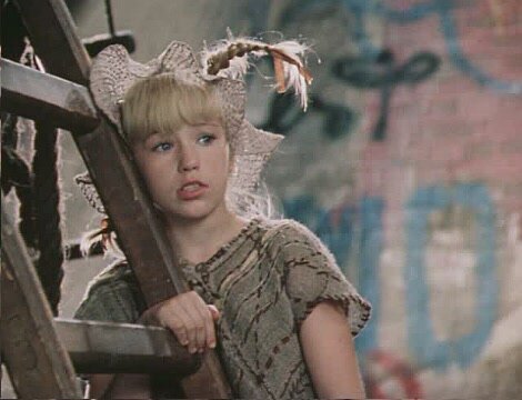 Пеппи в фильме вовсе не рыжая, а блондинка. А ещё обратите внимание: она почти всегда смотрит серьёзно - даже когда шутит. 