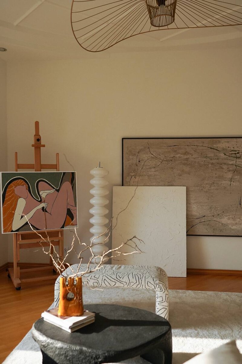 Акцентная ваза и картины задают тон всей комнате.