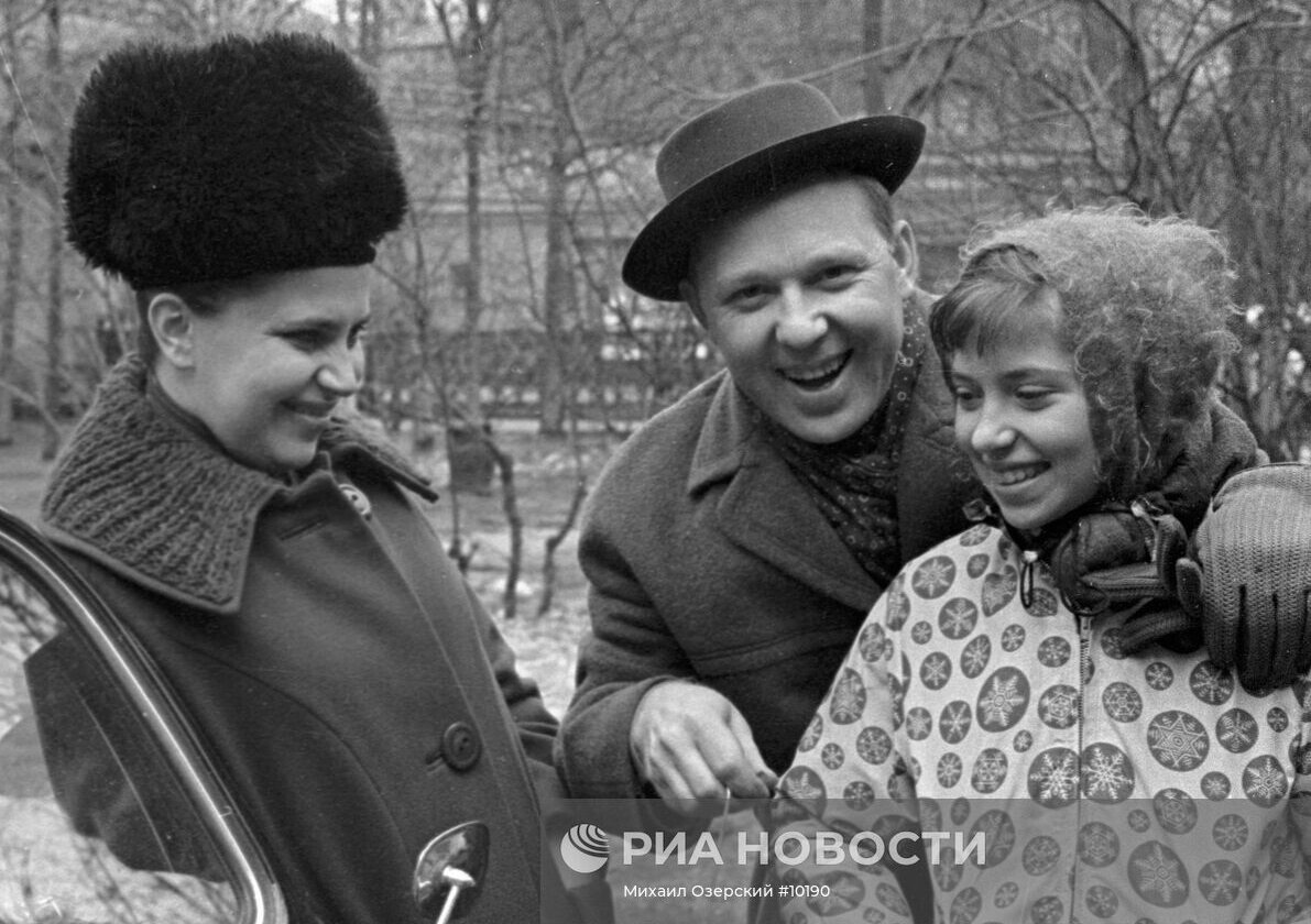 Олег Попов со своей любимой Санечкой и дочкой Олей.