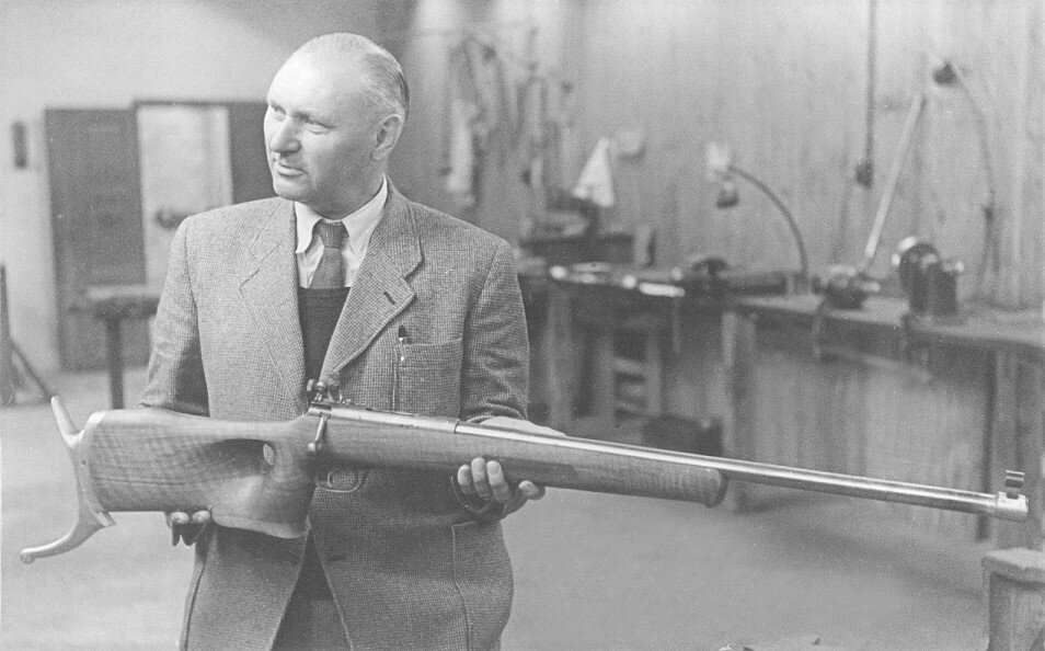 Нильс Ларсен с целевой винтовкой своей компании в 1945 году.