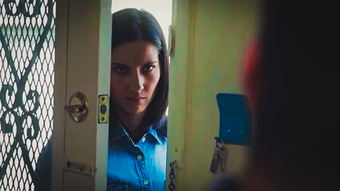 Закрытая дверь гиф. Человек придерживает дверь. Двери лифта. Парень за дверью. Стучит в дверь.